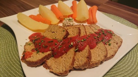 Slika za kuhan seitan v omaki iz paradižnika s hrenom in krompirjem