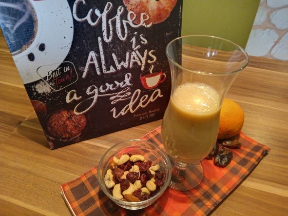 Slika za smoothie iz banane, vanilije, posušenih brusnic in lana z oreščki